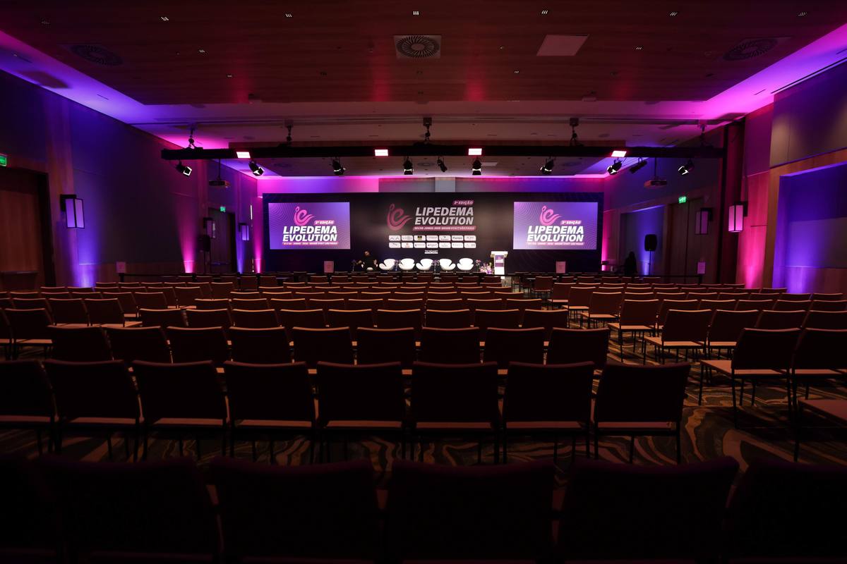 Palco preparado com branding do evento